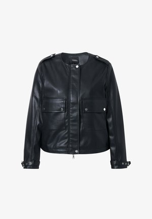 Musta nahkatakki, jossa on pyöreä kaula-aukko, kaksi etutaskua, nepparilla suljettavat napit ja säädettävät hihansuut. Silkkinen rakenne, jossa on vain vähän suunnitteluviittauksia.