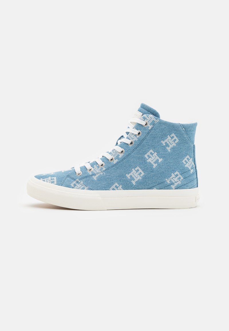 Sneakers alta realizzati in tessuto azzurro chiaro con un motivo bianco, suola in gomma bianca e lacci bianchi. Design con punta arrotondata.