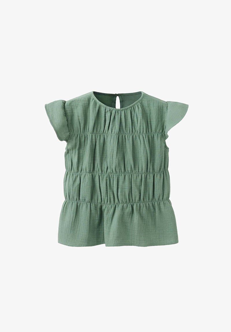 Blouse douce verte à manches courtes avec des volants froncés et une petite fermeture bouton au niveau de l'encolure arrière.