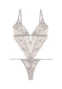 Zestaw koronkowej bielizny w jasnoszarym kolorze, z kwiatowym haftem, przezroczystymi panelami siateczkowymi, regulowanymi ramiączkami oraz w kształcie litery V.