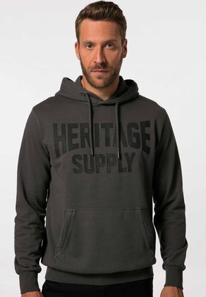 Felpa grigia scura realizzata in tessuto morbido; presenta una tasca a marsupio, cappuccio con coulisse e una grande stampa "HERITAGE SUPPLY" sulla parte anteriore.