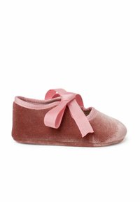 Samtové baletní piškoty v jemně růžové barvě s odpovídající grosgrain stužkou. Zaoblená špička a nízký profil pro flexibilitu a komfort.