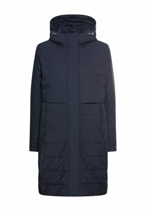 Marineblauwe lange waterdichte jas met een capuchon, voorzien van een gewatteerd onderste gedeelte, ritssluiting en drukknoopsluiting, en voortassen. Soepele textuur.