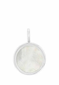 Colgante redondo de plata con una superficie lisa y pulida y un simple lazo para adjuntarlo a una cadena de collar.