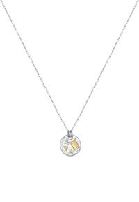Collana in argento con un pendente circolare texture. Presenta gemme arancioni, gialle e blu incastonate in varie forme. La catena è delicata.