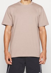 adidas Originals Jednoduché tričko - brown