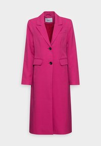 Manteau long fuchsia à la coupe ajustée, avec des revers crantés, deux poches avant, une fermeture par un seul bouton et une texture lisse.