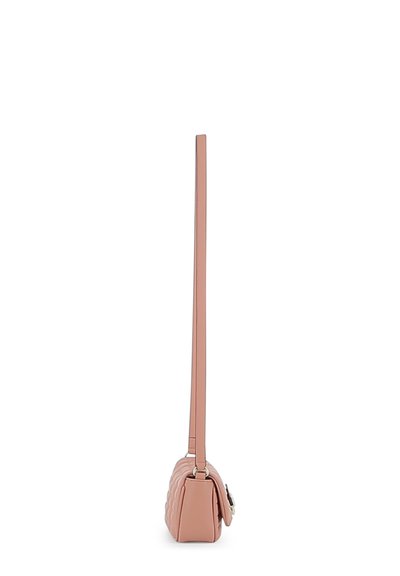 Sac à épaule en cuir matelassé rose clair avec une seule bandoulière, présentant une forme rectangulaire et des détails de couture subtils. Quincaillerie en argent en accent.