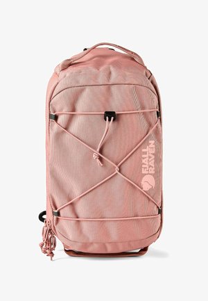 Rosa Fjällräven-Rucksack mit externem elastischem Band, vordere Reißverschlusstasche und Trageschlaufe oben, dargestellt vor weißem Hintergrund.
