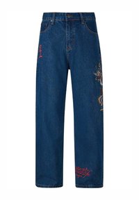 Mörkblå denimjeans med en lös passform. Innehåller röda broderade detaljer och en flerfärgad grafisk design på höger ben.