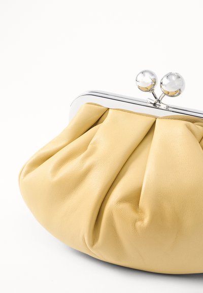 Gul læder clutch med plisseret design, sølvmetalramme og rund lås. Glat tekstur med bløde, sammenfoldede detaljer.