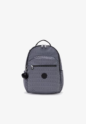 Rugzak van marineblauwe stof met een wit geometrisch patroon. Bevat twee met rits afsluitbare compartimenten, een zijvak en een zwart pomponaccessoire.
