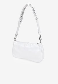 Bolso de mano de piel sintética blanca con una forma rectangular elegante, acentos de asa con tachuelas y cierre de cremallera, que presenta una textura suave.