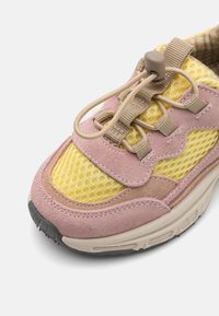 Rosa und gelbe Sneaker mit Netz-Einsätzen, Wildlederakzenten, einer strukturierten Sohle und einem Schnürzug. Verfügt über eine abgerundete Zehenpartie und gestickte Details.
