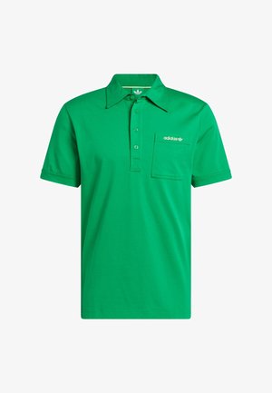 Zielona koszulka polo z bawełny, z płaskim kołnierzykiem, trzema guzikami z przodu, kieszonką na lewym piersi oraz subtelnym logo na kieszeni.