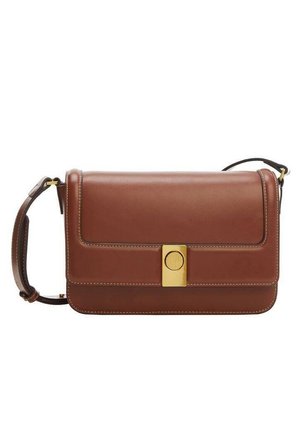 Brun skuldertaske i læder med guld rektangulært spænde og justerbar rem, med synlige syninger langs kanterne.