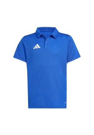Polo bleu à manches courtes avec col, patte de boutonnage et logo triangulaire blanc sur la poitrine droite.