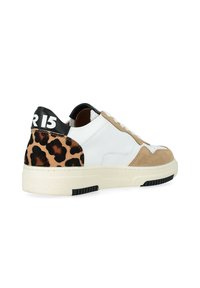 Sneaker bianco in pelle con dettagli in suede beige e retro in stampa leopardata. Logo nero sul tallone, suola texturizzata e lacci bianchi.