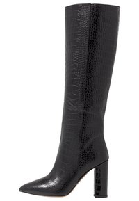 Sorte knæhøje støvler lavet af krokodilembosset læder. Har en spids tå og en chunky blokhæle for stabilitet.