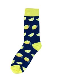 Socken mit Zitronenmuster auf einem marineblauen Hintergrund, hellgelber Ferse und Spitze sowie bunten Zitronenmotiven überall.