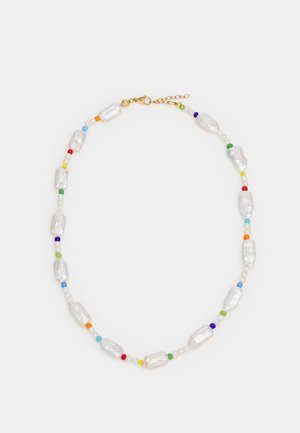 Necklace with irregular white pearls alternating with small multicolored round beads and a gold chain clasp on a white background.