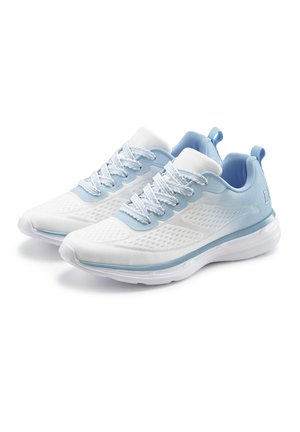 Weiße und hellblaue Sportschuhe mit Schnürsenkeln, Netzseiten, gepolsterten Sohlen und Zuglaschen an den Fersen.