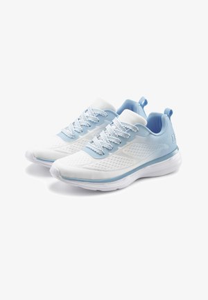 Weiße und hellblaue Sportschuhe mit Schnürsenkeln, Netzseiten, gepolsterten Sohlen und Zuglaschen an den Fersen.