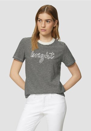 Gestreepte zwart-witte t-shirt met een ronde hals en korte mouwen; heeft het woord "bright" in een contrasterende cursieve lettertype. Witte jeans.