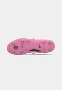 Nike voetbalschoen met een roze plastic zool, zwarte accenten, zes metalen noppen voor grip en een slank ontwerp voor optimale prestaties.