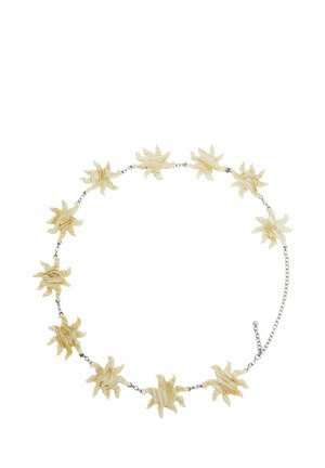 Sárga és fehér nyaklánc nap alakú gyanta díszítéssel, ezüst lánccal összekötve. Texturált felülettel és állítható kapoccsal rendelkezik.