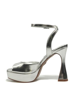 Sidabrinės aukštakulnės basutės su platformos padu ir čiurnos dirželiu, išlenktu bloko kulnu, atviru priekeliu ir metaliniu blizgesiu.