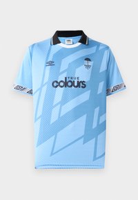 Šviesiai mėlyna futbolo marškinėliai su juodu apykakle, geometriniais raštais, Umbro logotipu, Rainy City FC emblema ir "True Colours" tekstu priekyje.