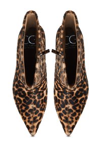 Luipaardprint enkellaarsjes met puntige neuzen, een zachte vachtachtige textuur en zwarte hardware accenten op de zijritsen.