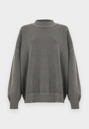 Γκρι φαρδιά φούτερ με ψηλό λαιμό, ριμπ μανσέτες και τελείωμα. Διαθέτει απαλό, υφασμάτινο ύφασμα με ελαφριά ξεθώριασμα για μια φθαρμένη εμφάνιση.