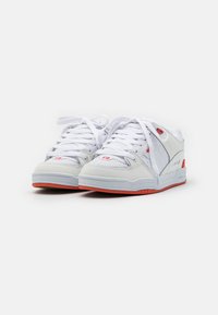 Globe FUSION - Skate shoes - white/red