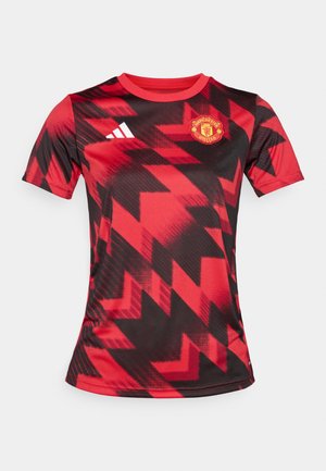 Rød og svart kortermet fotballskjorte med geometrisk mønster, som har Manchester United-logoen på venstre bryst og Adidas-logoen på høyre.