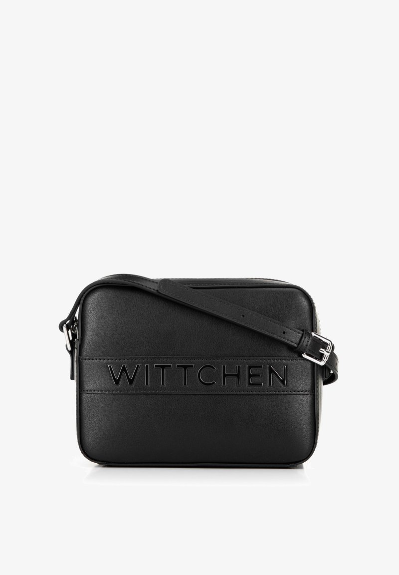 Borsa a tracolla nera rettangolare in pelle con tracolla regolabile e logo "WITTCHEN" impresso sul davanti. Texture liscia con accenti minimi.