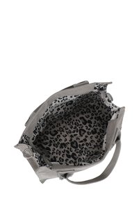 Grijze stoffen handtas met dubbele handvaten bovenaan, voorzien van een zwarte luipaardprint binnenvoering en een ruime opening voor opslag.