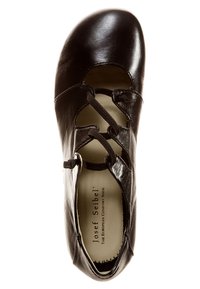 Chaussure en cuir noir avec un bout rond, un design à lacets, une texture flexible et une semelle intérieure confortable marquée 'Josef Seibel, The European Comfort Shoe.'