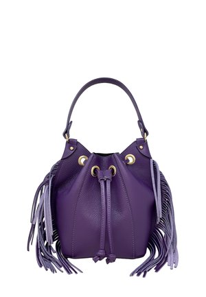 Borsa a secchiello in pelle viola con chiusura a coulisse, occhielli dorati, un solo manico e dettagli con frange su entrambi i lati.