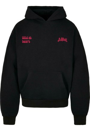 Svart hoodie i mjukt material med en framficka. Har rosa texten "Wild at heart" och "Loss" på bröstet i lekfulla typsnitt.
