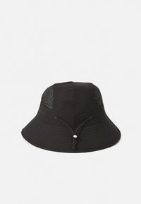 Sort bucket hat lavet af tekstureret stof, med en perforeret krone til ventilation, justerbar snor og bred skygge.