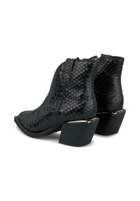 Botas negras hasta el tobillo con un patrón de piel de serpiente texturizado, que cuentan con un tacón ancho y cierre de cremallera. Acabado suave, diseño de punta afilada.