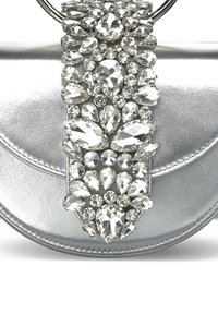 Borsa metallica argento con una grande tracolla decorata da vari gemstone trasparenti, tra cui forme a goccia e rotonde.