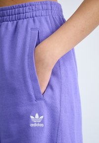 adidas Originals ESSENTIALS - Spodnji deli trenirk - semi blue