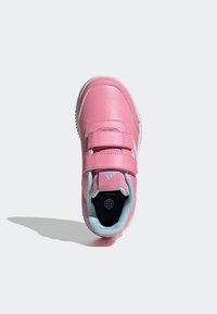 Zapatilla deportiva de cuero rosa con tiras de velcro, detalles en azul claro, parte superior texturizada y suela blanca, con un logo en el talón.
