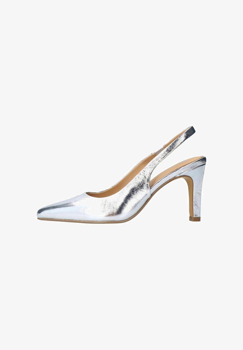Pump slingback in metallo argento con punta affilata, texture liscia e tacco moderato. Design minimalista con una silhouette elegante.