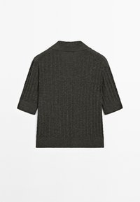 Kurzärmeliger, dunkelgrauer Pullover mit gerippter Textur und Kragen. Hat einen geraden Schnitt und besteht aus einem weichen Strickmaterial.