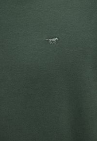 Zielony bawełniany sweter o gładkiej fakturze z małym, wyszywanym logo konia w jasnoszarym kolorze na przodzie.