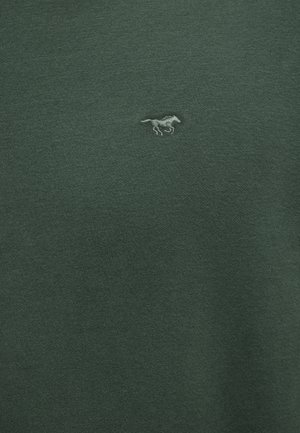 Grüner Baumwollpullover mit glatter Textur und einem kleinen, hellgrauen, bestickten Pferdelogo auf der Vorderseite.